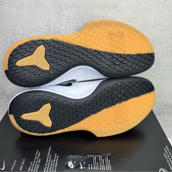 Nike Kobe Mamba Focus Sneakers - Picture 15 of 16